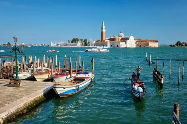 Venecia Italia Julio 2019 Gondolero Con Turistas Góndola Laguna Venecia — Foto de Stock
