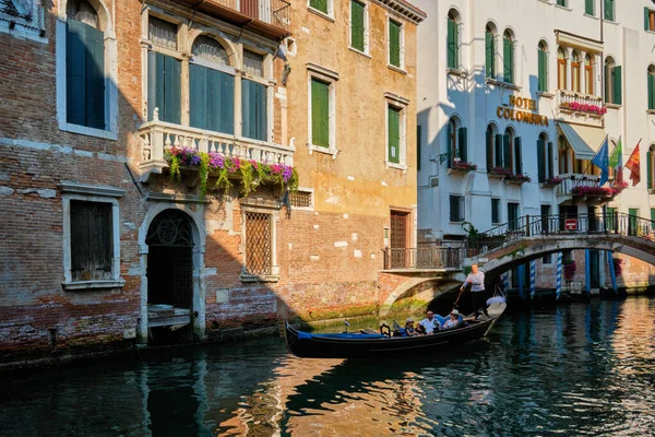 Venice Italy July 2019 Narrow Canal Colorful Old Houses Gondola — Stock Photo, Image