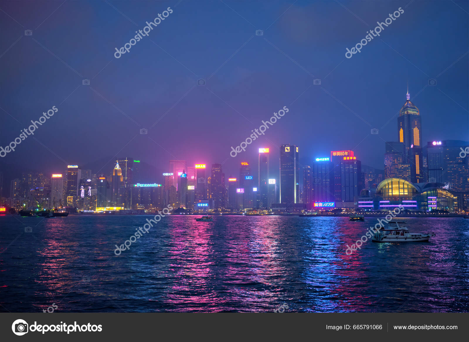 中国香港2018年4月28日香港天际线城市景观市中心摩天大楼维多利亚港上空的夜晚由旅游船渡船照明Hong Kong China —— 库存社论照片©  DmitryRukhlenko #665791066