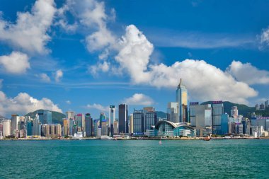 Hong Kong, Çin - 1 Mayıs 2018: günbatımında Victoria Limanı üzerindeki Hong Kong şehir merkezi gökdelenleri. Hong Kong, Çin