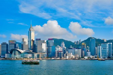 Hong Kong, Çin - 1 Mayıs 2018: günbatımında Victoria Limanı üzerindeki Hong Kong şehir merkezi gökdelenleri. Hong Kong, Çin