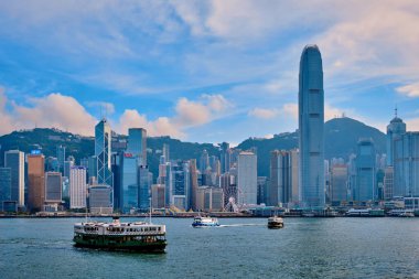 Hong Kong, Çin - 1 Mayıs 2018: günbatımında Victoria Limanı üzerindeki Hong Kong şehir merkezi gökdelenleri. Hong Kong, Çin