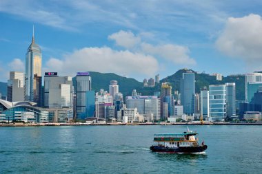 Hong Kong, Çin - 1 Mayıs 2018: günbatımında Victoria Limanı üzerindeki Hong Kong şehir merkezi gökdelenleri. Hong Kong, Çin