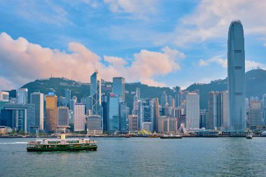 Hong Kong, Çin - 1 Mayıs 2018: günbatımında Victoria Limanı üzerindeki Hong Kong şehir merkezi gökdelenleri. Hong Kong, Çin
