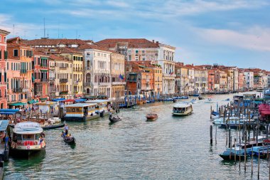 Venedik, İtalya - 27 Haziran 2018 Rialto Köprüsü, İtalya 'dan gün batımında tekneler, vaporetto ve gondollu Grand Canal
