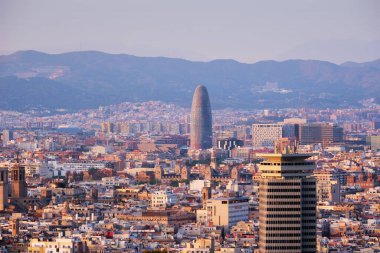 BARCELONA, İspanya - 15 Nisan 2019: günbatımında Barcelona şehrinin gökyüzü manzarası. Barselona, İspanya