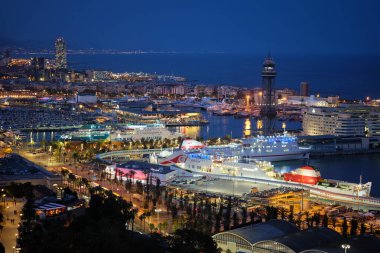Barselona, İspanya - 15 Nisan 2019: Barcelona şehrinin havadan görünüşü gece aydınlanan yat ve feribot gemileriyle şehir trafiği ve liman manzarası. Barselona, İspanya