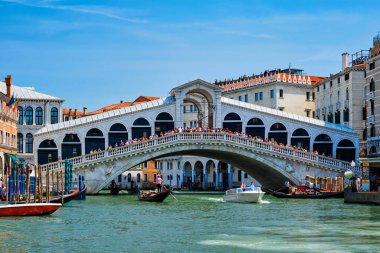 VENICE, İtalya - 19 Temmuz 2019 Grand Canal, Venedik, İtalya 'dan geçen tekne ve gondollu Rialto köprüsü