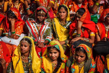 Pushkar, Hindistan - 21 Kasım 2012: tanımlanamayan rajasthani kızlar geleneksel kıyafetler içinde pushkar rajasthan, Hindistan'ın yıllık deve adil pushkar mela adlı dans perfomance için hazırlayın
