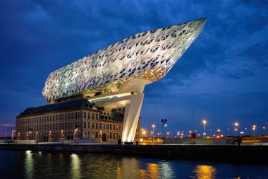 ANTWERP, BELGIUM - 27 Mayıs 2018: Ünlü Zaha Hadid Mimarlar tarafından tasarlanan Porthuis Liman İdaresi (Porthuis)