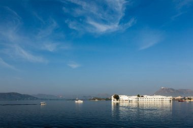 UDAIPUR, INDIA - NOVEMBER 23, 2012: Udaipur, Rajasthan 'daki Pichola Gölü' ndeki ünlü Lake Palace (Jag Niwas) oteli. James Bond 'un Octopussy adlı filminde başlık karakteri olarak yer almıştır.