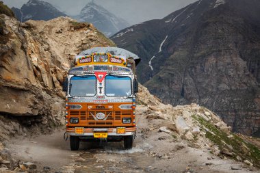 Rohtang-La, Hindistan - 27 Mayıs 2010: Hint Himalayaları 'ndaki Manali-Leh yolunda Rohtang La Pass yakınlarında Hint nişanlı kamyon. Himachal Pradesh, Hindistan