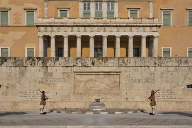 ATİNA, GREECE - 20 Mayıs 2010: Yunan Parlamentosu, Syntagma Meydanı, Yunanistan, Yunanistan yakınlarındaki Meçhul Asker Anıtı önünde cumhurbaşkanlığı muhafızı Evzones 'un değiştirilmesi