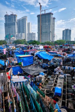 MUMBAI, INDIA - 31 Ekim 2019: Dhobi Ghat Mahalaxmi Dhobi Ghat Mumbai, Hindistan 'da çamaşırları iple kurutulan açık hava çamaşırhanesidir. Şimdi Mumbai 'nin turistik yerleri imzalanacak.
