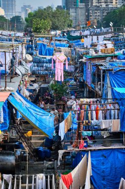MUMBAI, INDIA - 31 Ekim 2019: Dhobi Ghat Mahalaxmi Dhobi Ghat Mumbai, Hindistan 'da çamaşırları iple kurutulan açık hava çamaşırhanesidir. Şimdi Mumbai 'nin turistik yerleri imzalanacak.