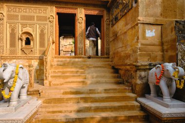 Jaisalmer, Hindistan - 16 Kasım 2019: Jaisalmer Kalesi 'ndeki Laxmi Nath Ji Ka Mandir Laxminath Tapınağı' na giren adam. Jaisalmer, Rajasthan, Hindistan