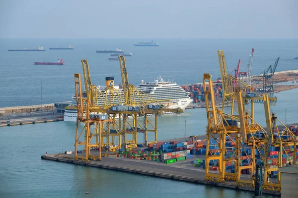 巴塞罗那 2019年4月15日 巴塞罗那港口的空中景观 有港口起重机和风帆船 西班牙巴塞罗那 — 图库照片