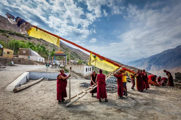 2012年7月2日 インドのダンカル ゴンパのチベット仏教の僧侶が旗を掲げてポールを設置した インド ヒマカル プラデーシュ州スピティ バレーのダンカール — ストック写真