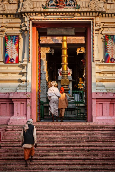 Pushkar India Listopad 2012 Ludzie Wchodzący Świątyni Rangji Poświęconej Rangji — Zdjęcie stockowe