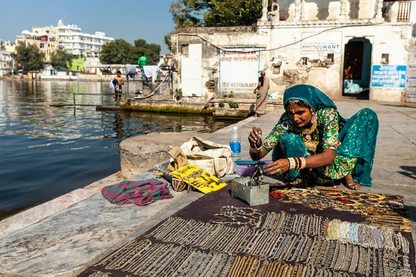 Udaipur Ινδια Νοεμβριου 2012 Γυναίκα Πλανόδιος Πωλητής Παραδοσιακών Ενδυμάτων Που — Φωτογραφία Αρχείου
