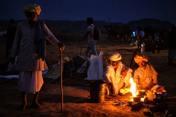 Pushkar India November 2019 Indiase Dorpsbewoners Kamelen Nachts Verlicht Door — Stockfoto