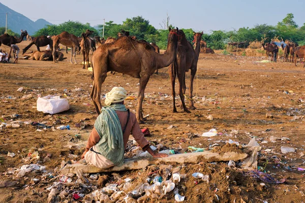Pushkar Índia Novembro 2012 Homem Indiano Sentado Entre Lixo Lixo — Fotografia de Stock