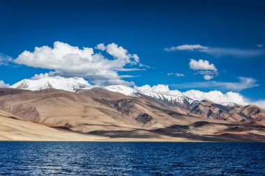 Himalaya Gölü Tso Moriri (resmi adı: Tsomoriri Wetland Koruma Alanı), Korzok, Changthang bölgesi, Ladakh, Jammu ve Kashmir, Hindistan