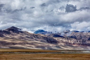 Himalaya manzaralı Tso Kar manzarası Himalayalar 'da dalgalanan tuz gölü. Rapshu, Ladakh, Jammu ve Kashmir, Hindistan