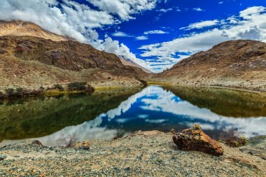 Lohan Tso Dağı Gölü - kutsal Tibet Budist Budizm piliç bölgesi. Nubra Vadisi, Ladakh, Hindistan