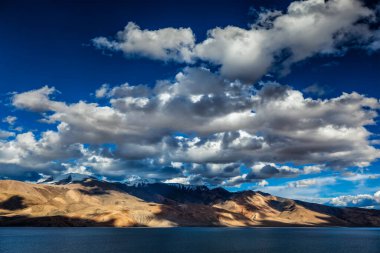 Himalaya doğa yüksek irtifa gölü Tso Moriri (resmi adı Tsomoriri Wetland Koruma Alanı) bulutların gölgeleriyle gün batımında, Korzok, Changthang, Ladakh, Jammu ve Kashmir, Hindistan