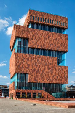 ANTWERP, BELGIUM - 26 Mayıs 2018: Müze aan de Stroom MAS, Neutelings Riedijk Architects tarafından tasarlanan ve postmodern Art Deco mimarisine örnek teşkil eden bir müzedir.