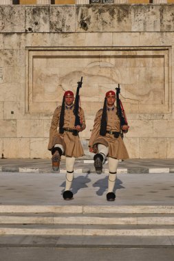 ATİNA, GREECE - 20 Mayıs 2010: Yunan Parlamentosu, Syntagma Meydanı, Yunanistan, Yunanistan yakınlarındaki Meçhul Asker Anıtı önünde cumhurbaşkanlığı muhafızı Evzones 'un değiştirilmesi