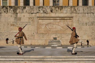 ATİNA, GREECE - 20 Mayıs 2010: Yunan Parlamentosu, Syntagma Meydanı, Yunanistan, Yunanistan yakınlarındaki Meçhul Asker Anıtı önünde cumhurbaşkanlığı muhafızı Evzones 'un değiştirilmesi