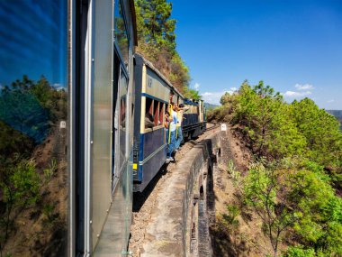 HIMACHAL PRADESH, INDIA - 12 Mayıs 2010: Kalka- Shimla Demiryolu oyuncak treni - dar ölçü demiryolu 1898 yılında inşa edildi ve manzarası ve olanaksız inşaatı ile ünlüdür. Burası UNESCO Dünya Mirasları Alanı