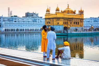 AMRITSAR, INDIA - 26 AĞUSTOS 2011: Sih muhafızları Hindistan 'ın Pencap şehrinde Altın Tapınak Sri Harmandir Sahib Gurdwara' da müritlerle konuşuyor. Altın Tapınak Sikizm 'in en kutsal Gurdwara' sıdır.
