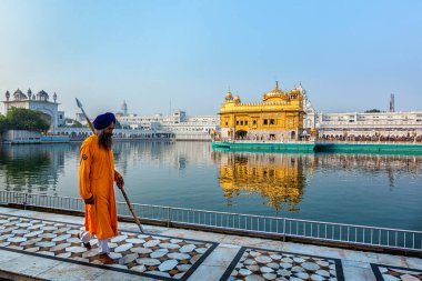 AMRITSAR, INDIA - 26 Ağustos 2011: Amritsar, Punjab, Hindistan 'daki Altın Tapınak Sri Harmandir Sahib Gurdwara' da Sikh muhafızı. Altın Tapınak Sikizm 'in en kutsal Gurdwara' sıdır.