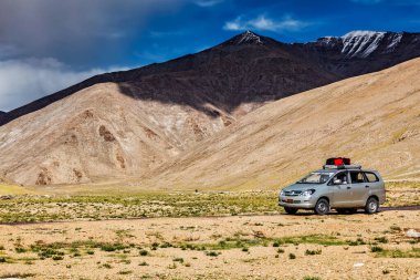 LADAKH, INDIA - EPTEMBER 8, 2011: Himalayalar 'da yol üzerindeki modern MPV otomobil Toyota Innova