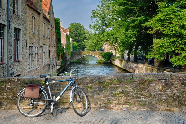 Tipik Belçika Manzaralı Avrupa Turizm Bisiklet Taşıma Konsepti Kanal Eski — Stok fotoğraf