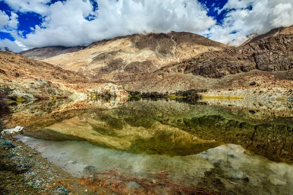 Горное Озеро Лохан Священное Место Паломничества Тибетского Буддизма Нубра Против — стоковое фото