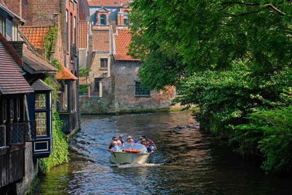 Bruges Bélgica Barco Turístico Con Turistas Canal Entre Casas Antiguas —  Fotos de Stock