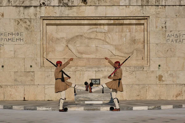 アテネ ギリシャ 2010年5月20日 ギリシャ議会 シンタグマ広場 アテネ ギリシャ近くの無名兵士の記念碑の前で大統領警備隊Evzoneの変更 — ストック写真