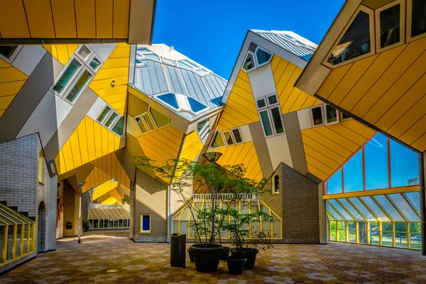 Rotterdam Netherlands 2017年5月11日 建筑师皮埃 布卢姆 Piet Blom 设计的立方体式创新住宅如今已成为旅游胜地 其主要理念是优化荷兰鹿特丹的空间 — 图库照片