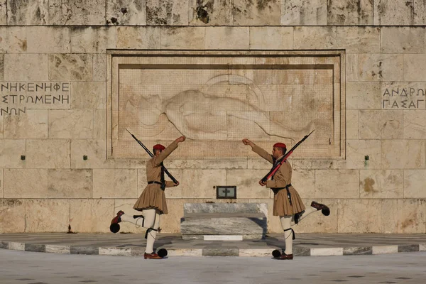 アテネ ギリシャ 2010年5月20日 ギリシャ議会 シンタグマ広場 アテネ ギリシャ近くの無名兵士の記念碑の前で大統領警備隊Evzoneの変更 — ストック写真