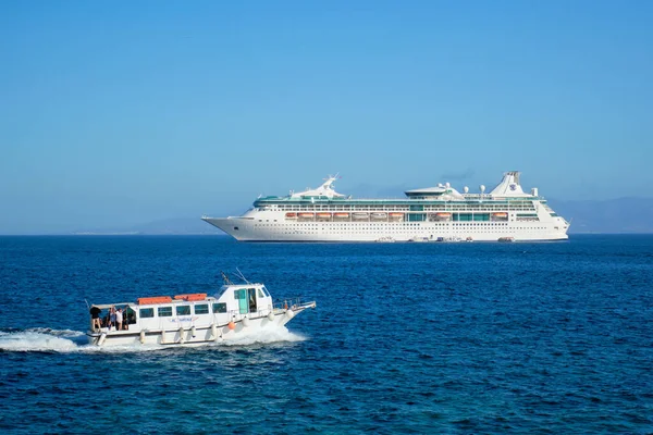 Mykonos Grekland Maj 2019 Kryssningsfartyg Costa Luminosa Medelhavet Nära Mykonos — Stockfoto