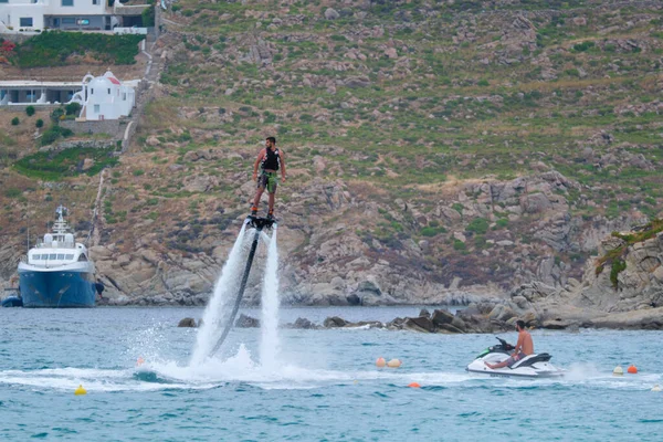 Mykonos Greece May 2019 人类乘坐滑板飞行 水飞装置 为发明者Franky Zapata发明的滑板提供动力 — 图库照片