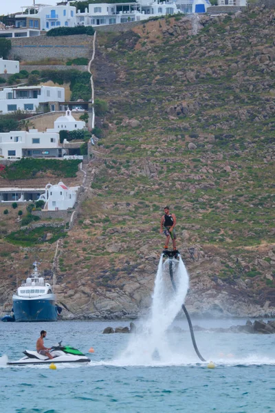 Mykonos Greece May 2019 人类乘坐滑板飞行 水飞装置 为发明者Franky Zapata发明的滑板提供动力 — 图库照片