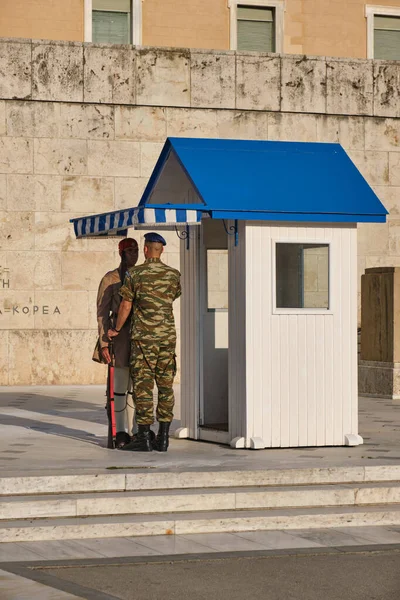 Athens Greece May 2010 Supervising Corporal Change Fixes Presidential Ceremonial — Stock Photo, Image