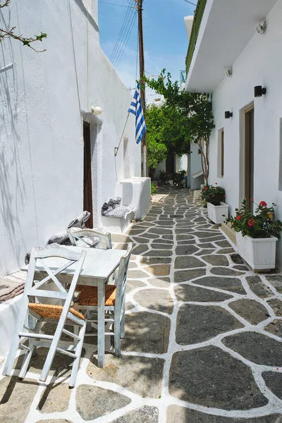 Malebná Úzká Ulice Tradičními Bělenými Domy Řeckou Vlajkou Kavárenskými Stoly — Stock fotografie