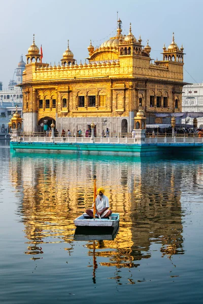 アムリトサル インド 2011年8月26日 インドのパンジャブ州アムリトサルにあるゴールデン テンプル ハルマンディール サヒブ グルドワラ 黄金寺院はシキズムの宗教の主な寺院と最も神聖なグルドワラです — ストック写真