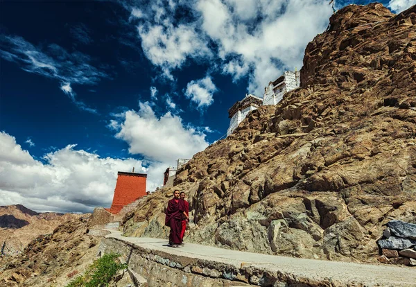 Leh Ινδια Σεπτεμβριου 2011 Δύο Βουδιστές Μοναχοί Περπατούν Κοντά Στο — Φωτογραφία Αρχείου